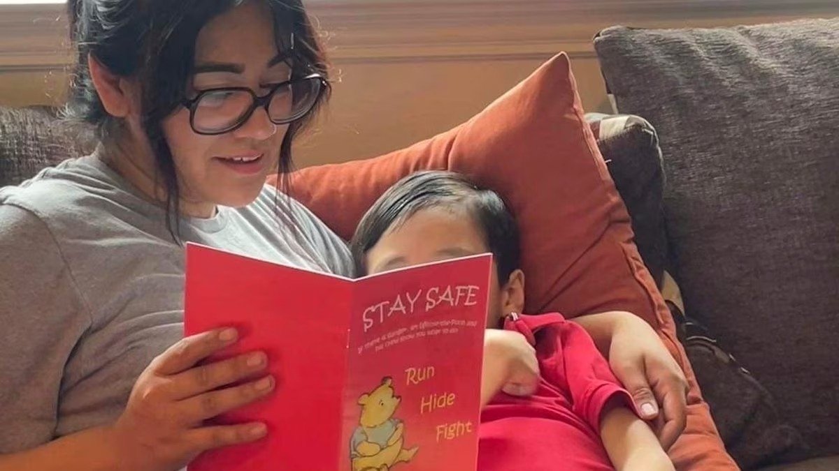 Cindy Campos lee junto a su hijo de 5 años el libro 