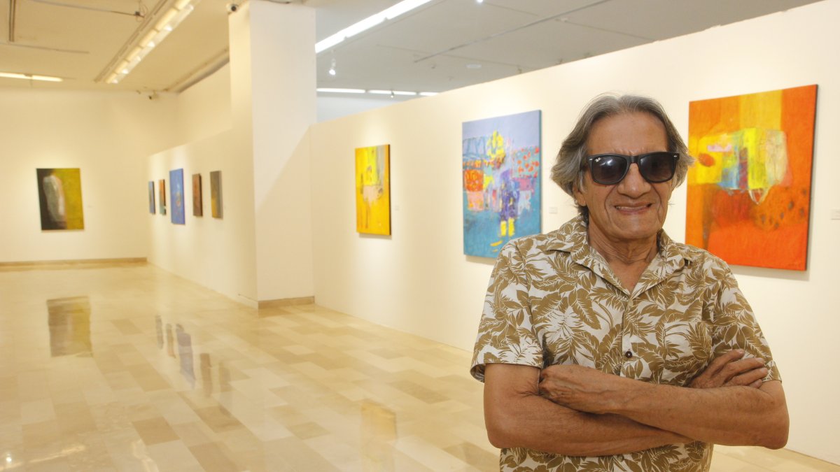 Planos. El artista Hernán Zúñiga, quien hizo la curaduría de la muestra del artista Jorge Arce que se exhibe en estos días en unas de las salas del MAAC.