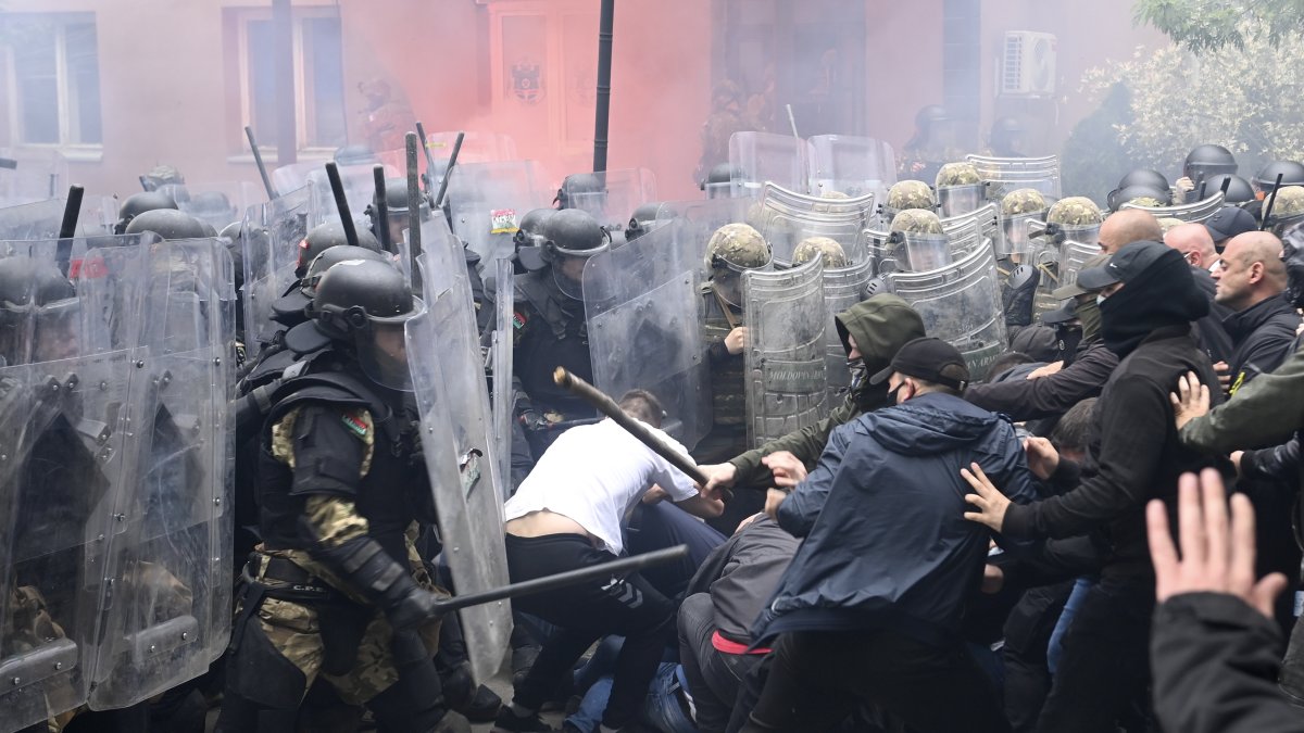 Protestas y enfrentamientos en Zvecan continúan mientras las tensiones en la región del norte de Kosovo, con mayoría de personas de etnia serbia.