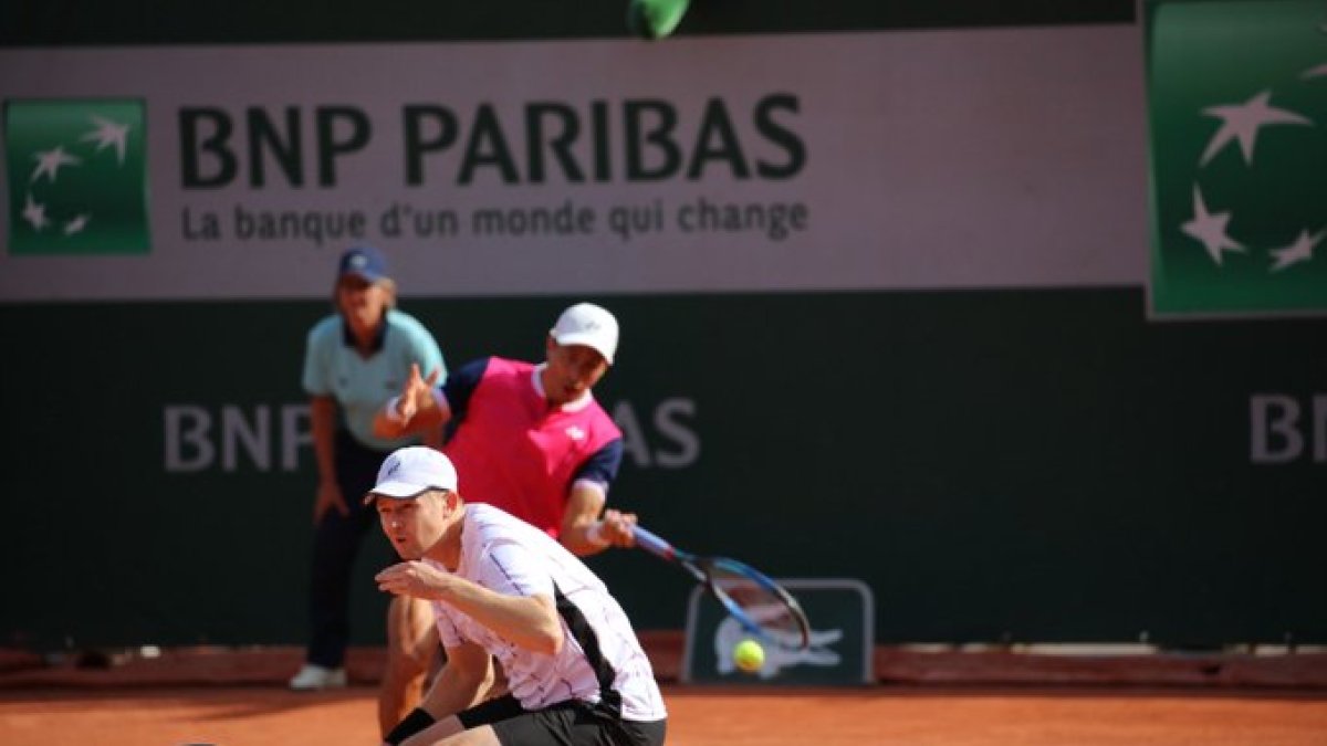 Gonzalo Escoabr (d) y el kazajo Andrey Golubev cayeron en la primera ronda de Roland Garros.