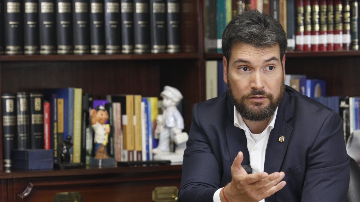 Jan Topic, en el ámbito militar, ha sido parte de la Legión Extranjera Francesa, francotirador y paracaidista.