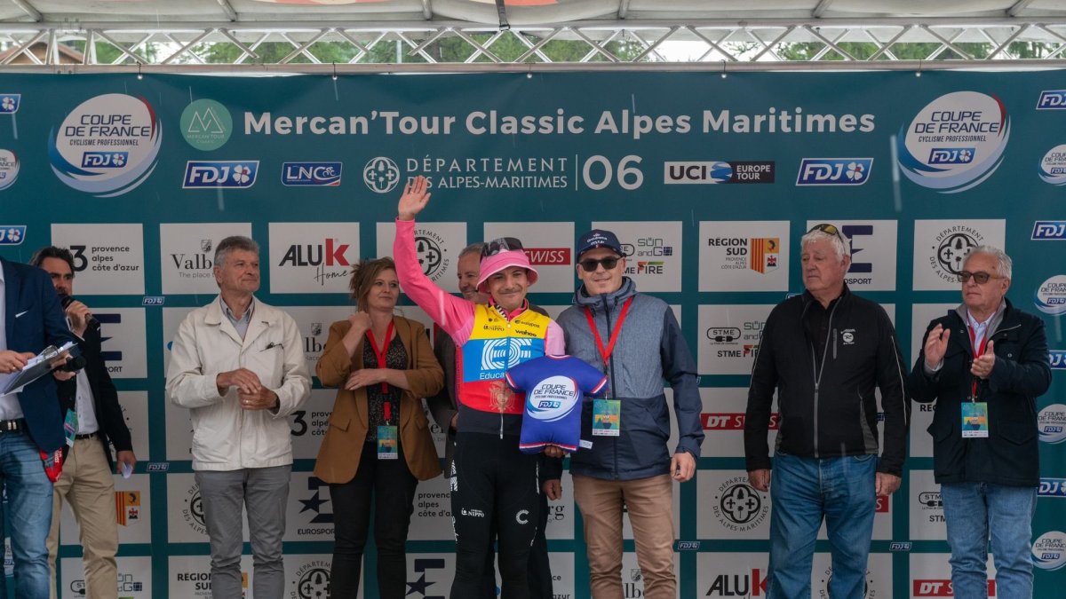 El tricolor Richard Carapaz y su festejo en el podio tras ganar la competencia francesa.