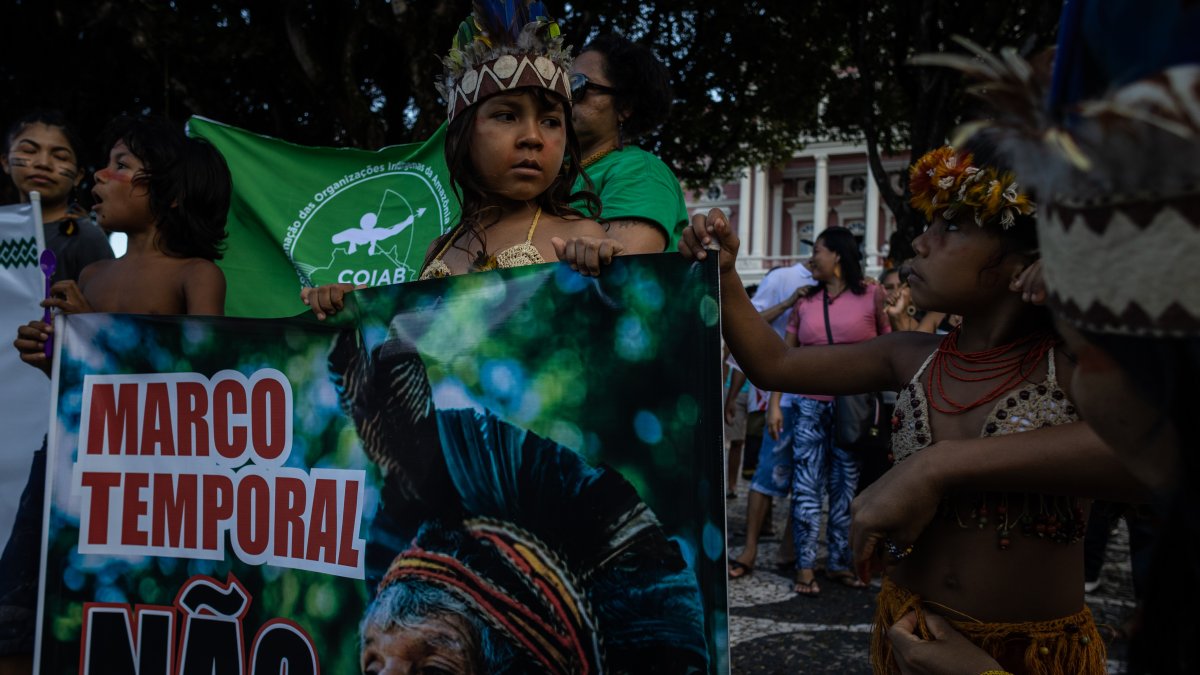 Integrantes de pueblos indígenas y organizaciones vinculadas a movimientos indígenas realizan una manifestación hoy martes 30 de mayo de 2023  en el centro de Manaos, Amazonas (Brasil).