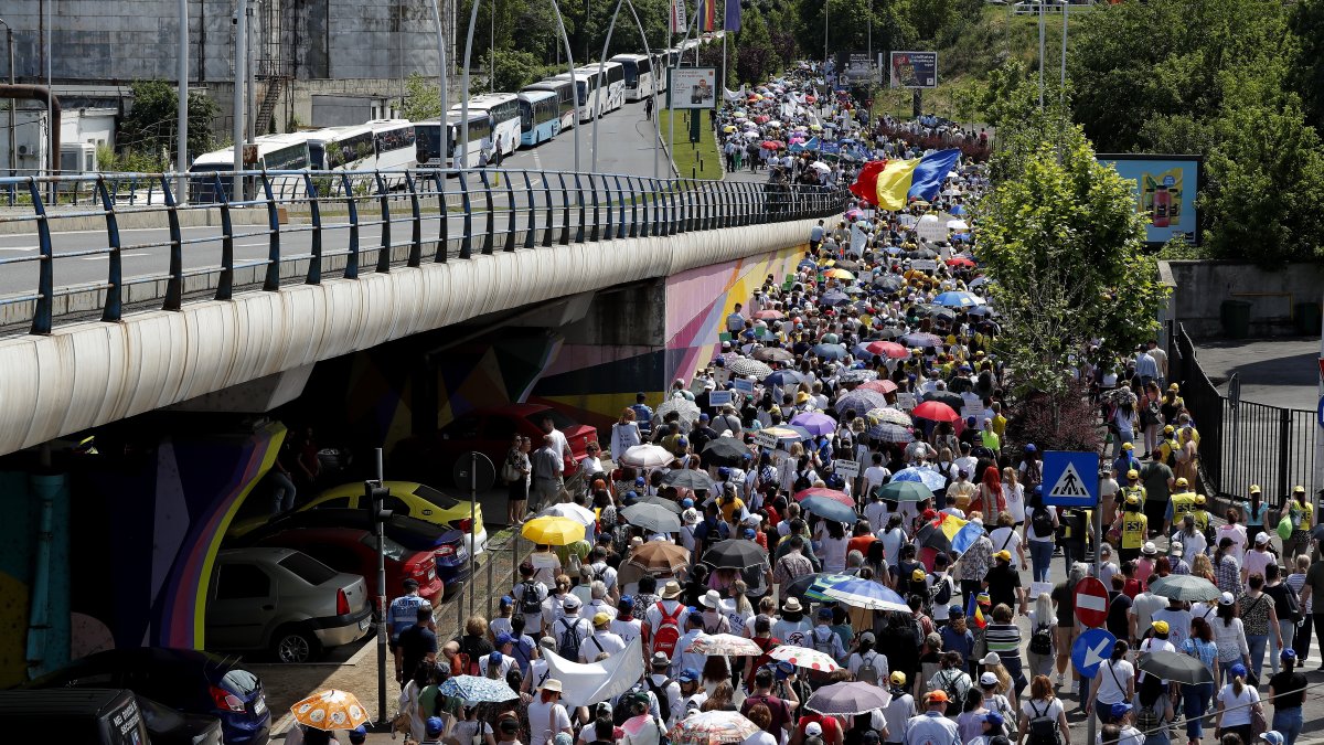 Docentes rumanos portan pancartas y ondean banderas sindicales durante una marcha de protesta sindical en Bucarest, Rumania, el 30 de mayo de 2023.