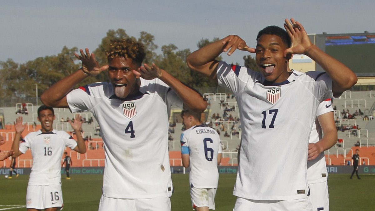 Justin Che (d) de Estados Unidos celebra su gol con Joshua Wynder.