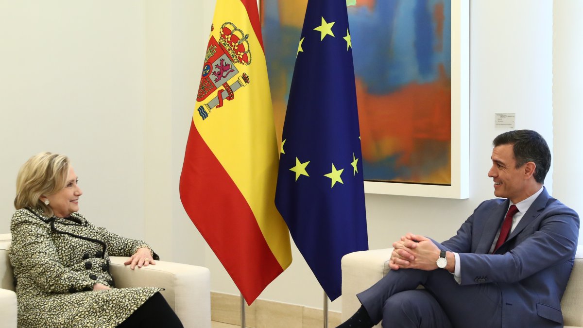 El presidente del Gobierno español, Pedro Sánchez, y la exsecretaria de Estado de EEUU Hillary Clinton, reunidos este martes en Madrid.