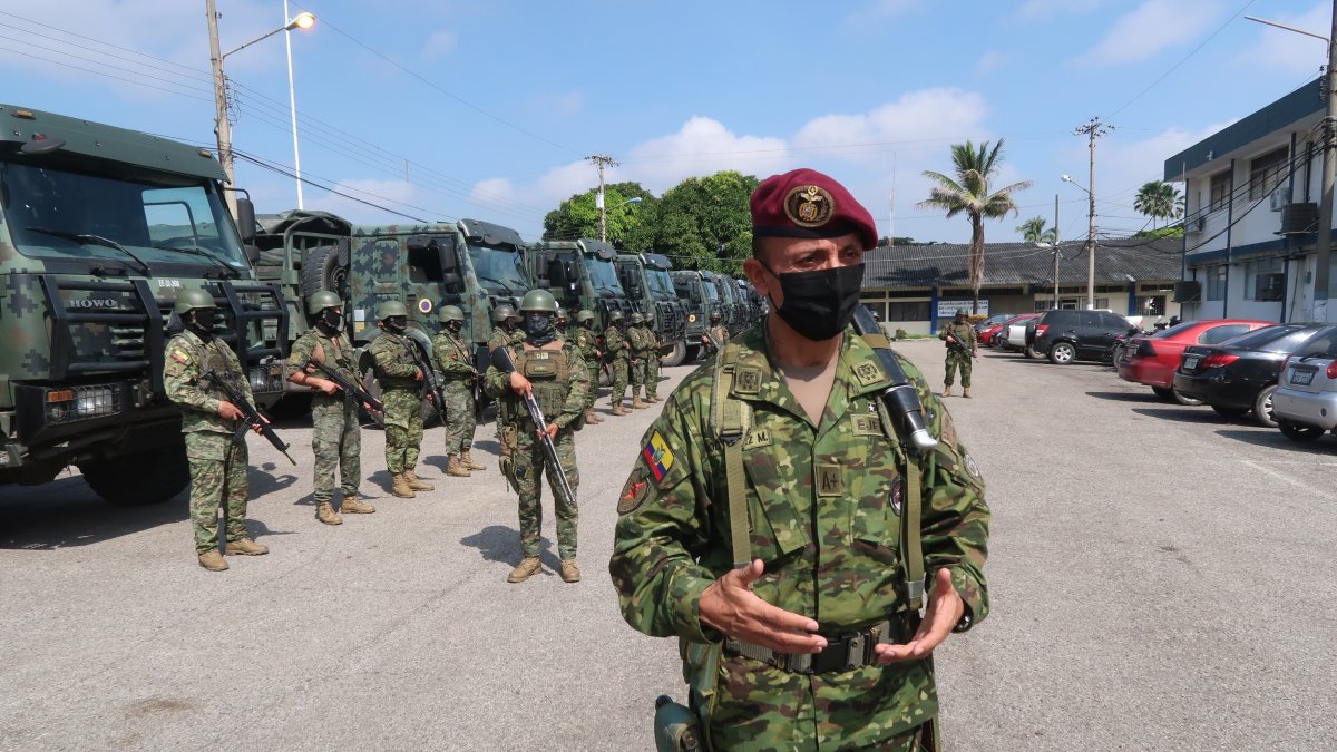 El general Milton Rodríguez es comandante de las acciones antiterrorismo en la ciudad de Samborondón y Durán. Dirige las operaciones militares.
