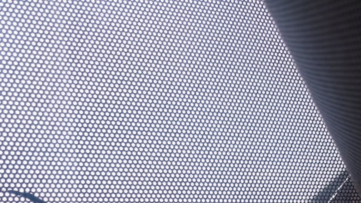 El explosivo provocó daños en los vidrios de los ventanales