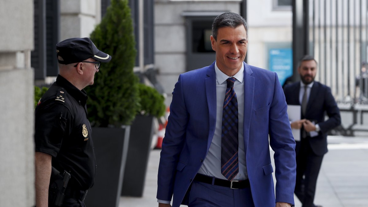 El presidente del Gobierno, Pedro Sánchez, a su llegada al Congreso de los Diputados para asistir a la reunión convocada por el presidente del Gobierno español