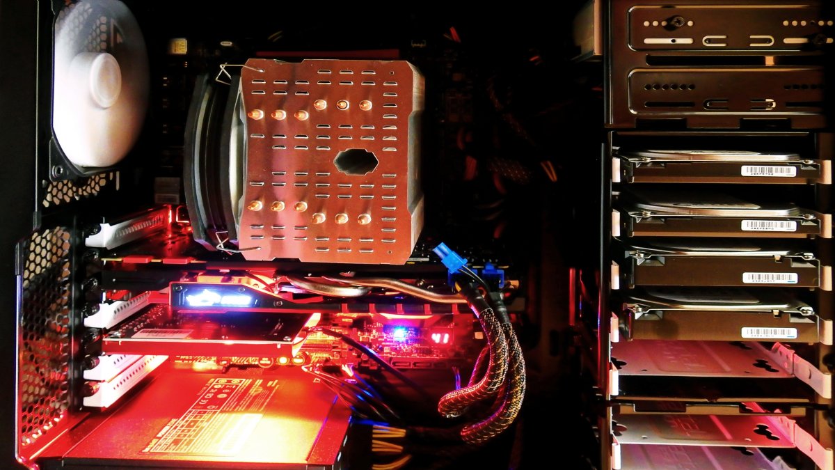 Evidencia. El  funcionamiento noche y día de ejércitos de servidores y centros de datos es un problema global.