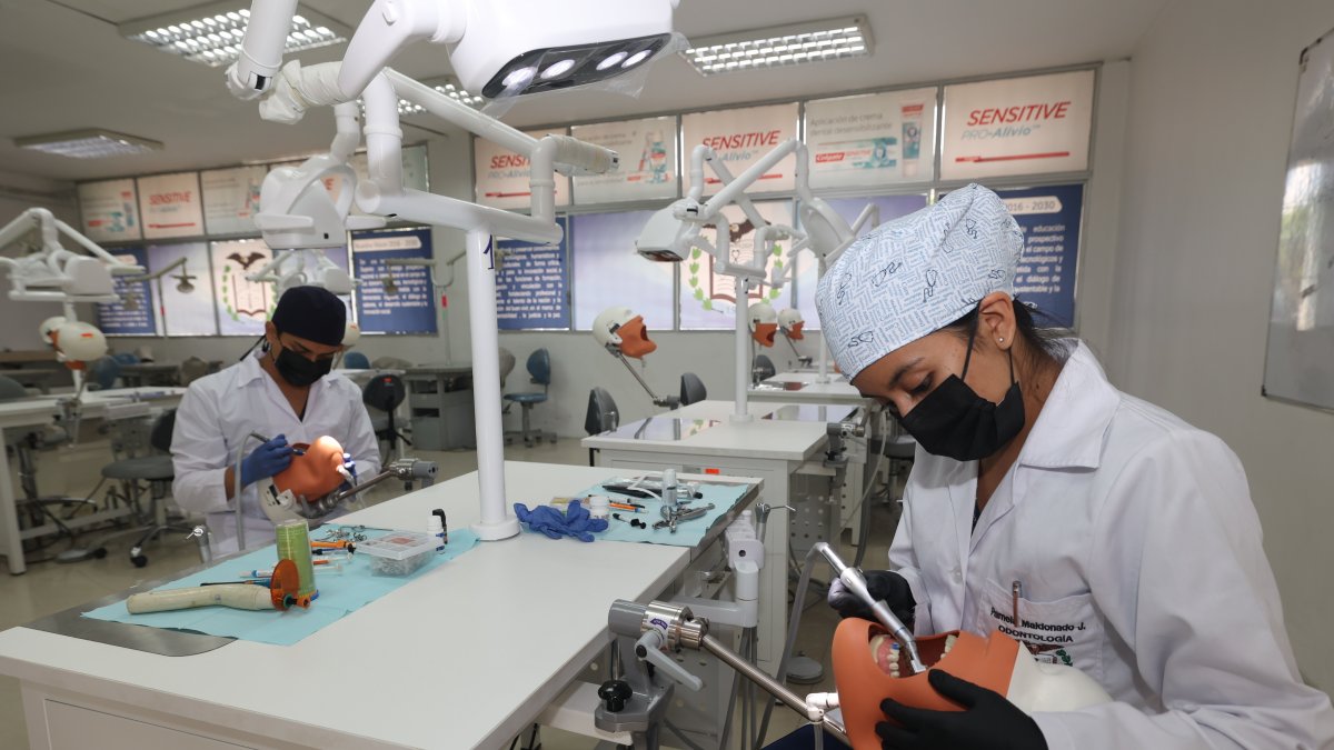 Los maniquíes recrean un escenario similar a una clínica.