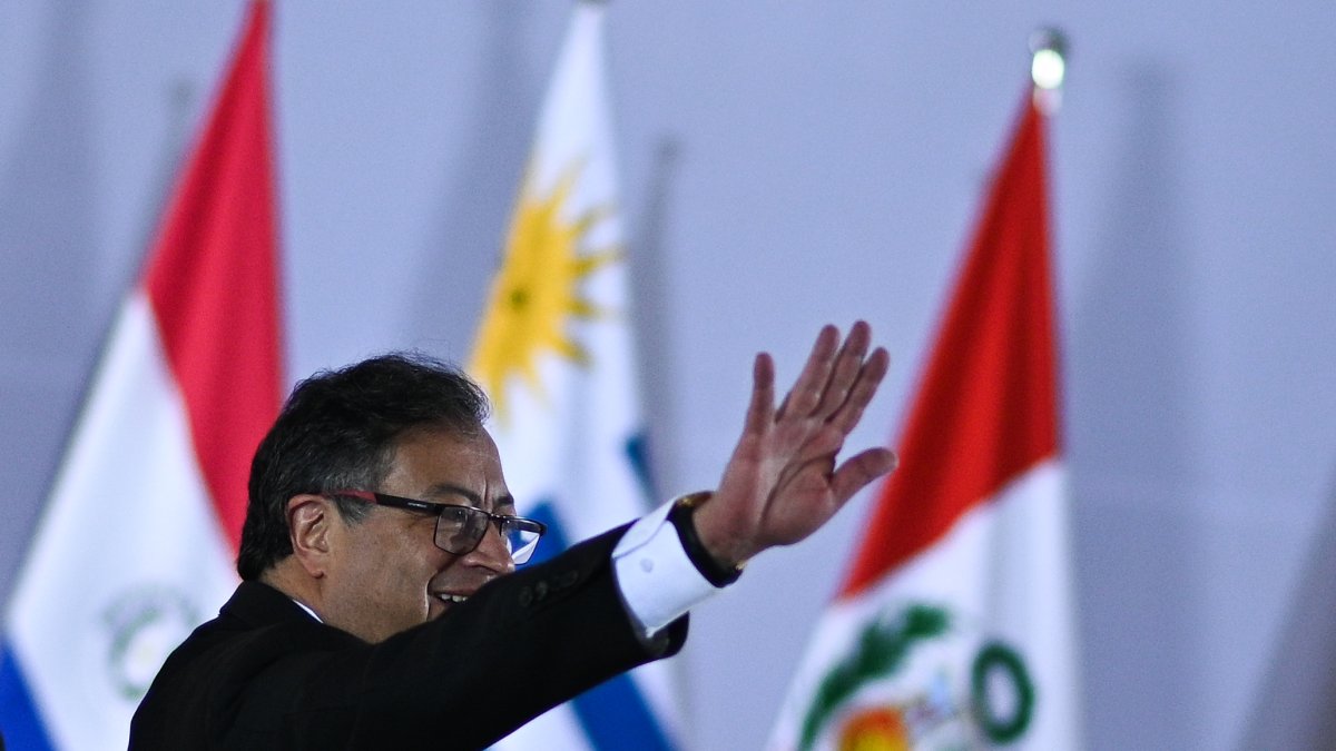 El presidente de Colombia, Gustavo Petro, llega para participar en la cumbre suramericana el 30 de mayo de 2023, en el palacio de Itamaraty, sede de la cancillería brasileña, en Brasilia (Brasil). 