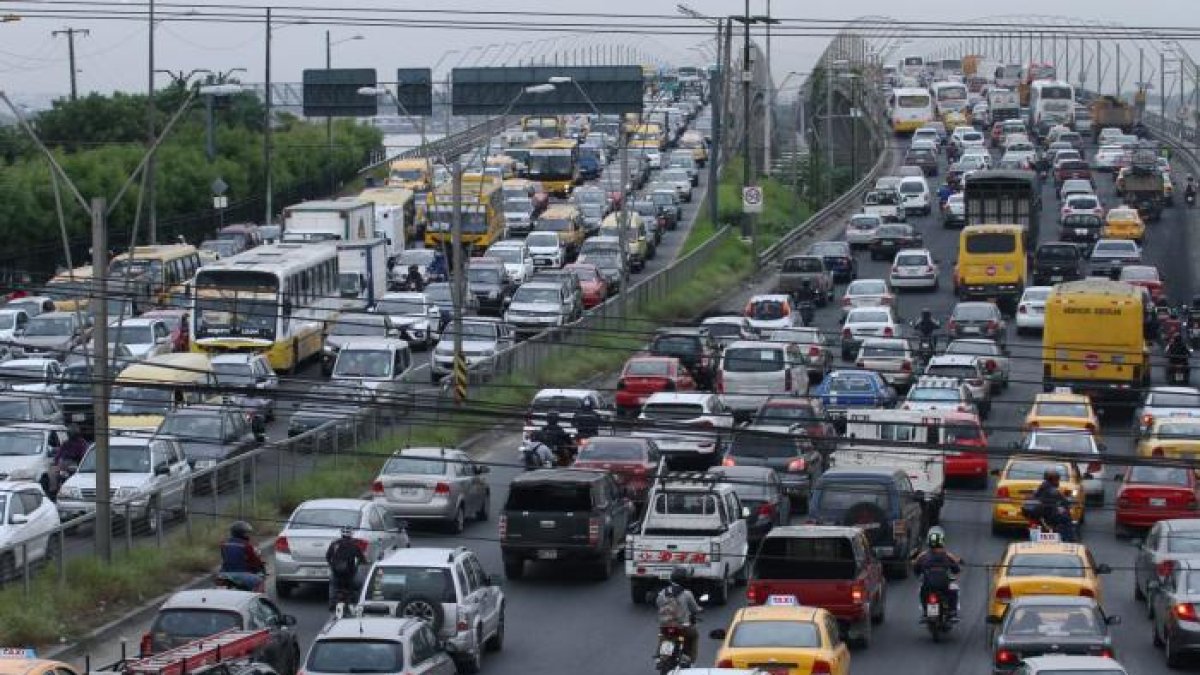 El puente de la Unidad Nacional tiene una longitud de 2.186 metros y tuvo un costo de más de 80 millones de dólares.
