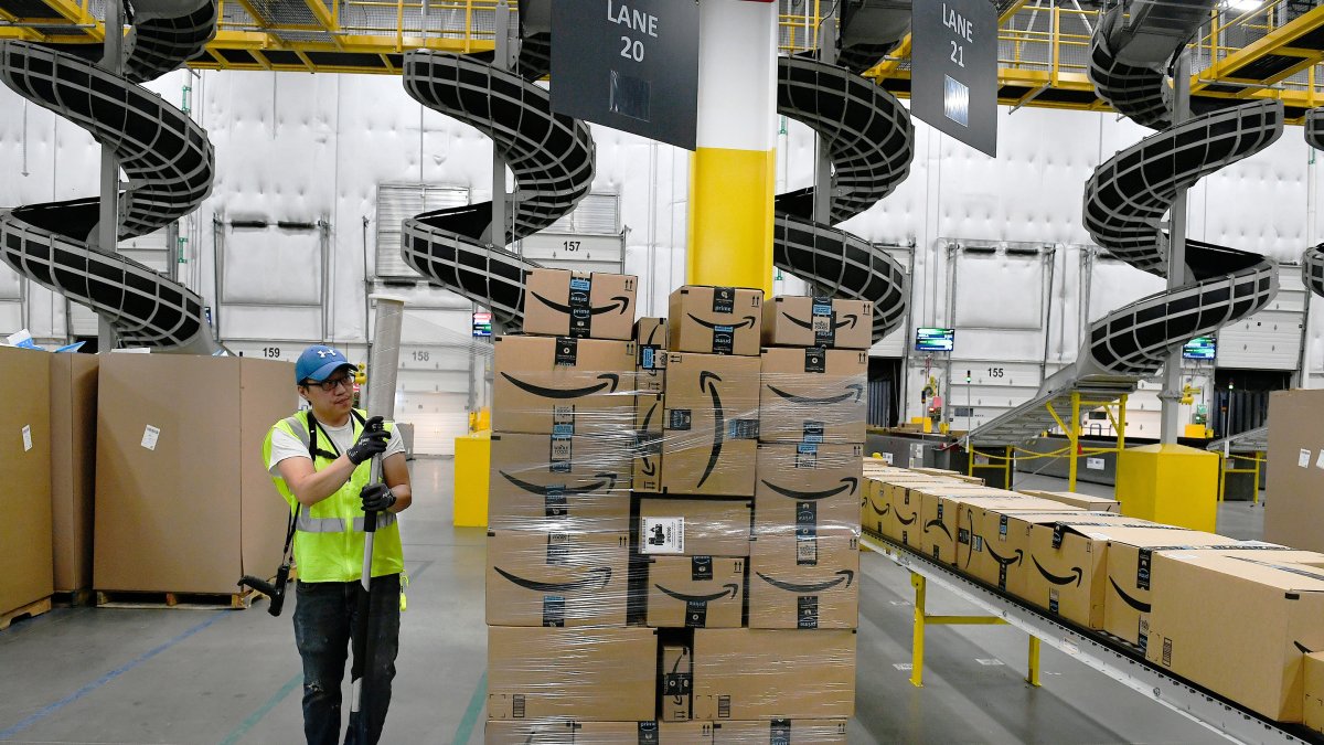 Empresa - Un trabajador en la planta de Amazon.