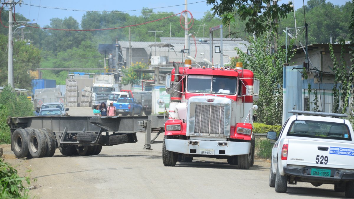Los carros pesados entran y salen de las fábricas y talleres provocando ruido que aturde a los vecinos.