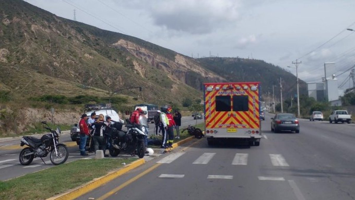 Vía. En la Simón Bolívar, en el sector de La Pampa, se procedió a cerrar el carril desde las 15:00.