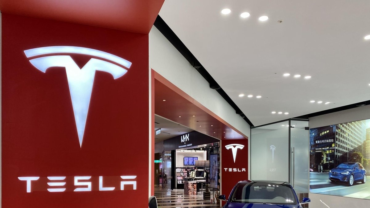 Empresa.- Una exposición de carros de Tesla.