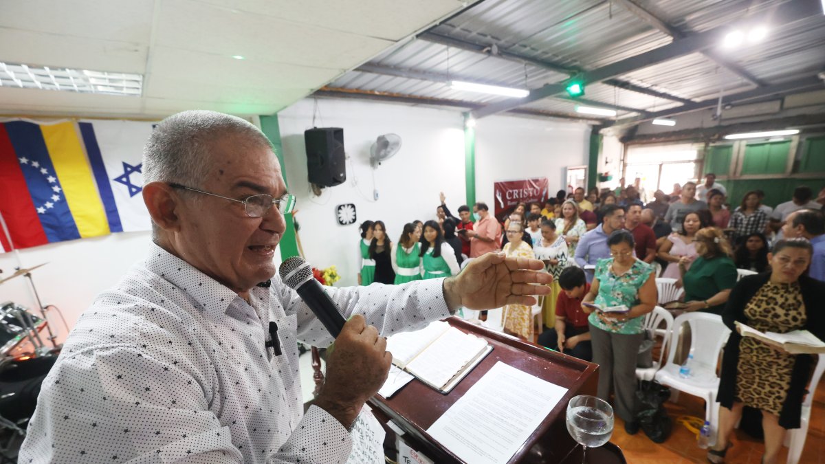 Jhonny Constante en plena actividad pastoral de la iglesia Misionera Azriel,  al norte de la ciudad de Guayaquil.