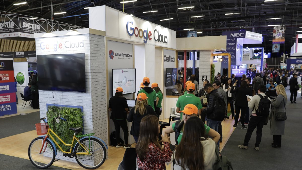 Personas asisten a la inauguración de la Smart City Expo Bogotá, este miércoles 31 de mayo de 2023, en el recinto ferial de Corferias, en Bogotá (Colombia).