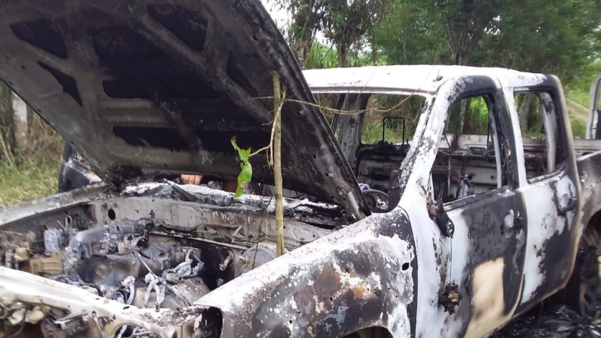 Incidente. Un vehículo incinerado también se encontró en el lugar.