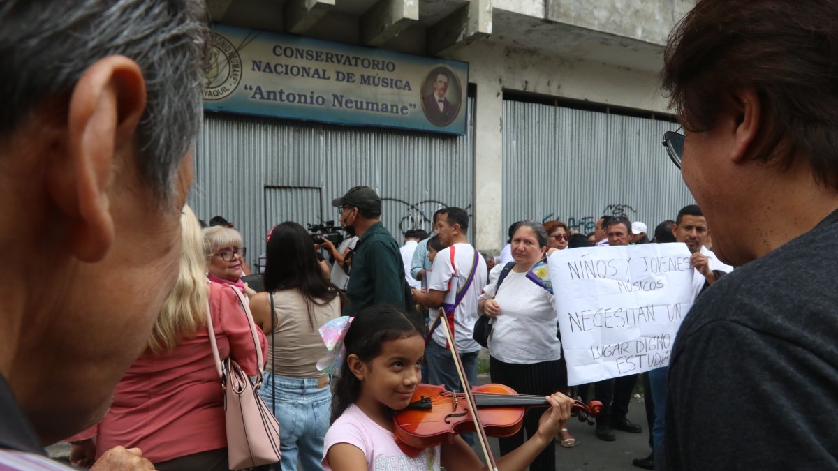 Hecho. Isabella Bastidas, estudiante por más de dos años del conservatorio, toca su violín durante la manifestación.