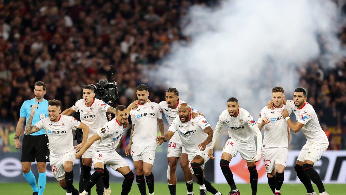 La reacción del conjunto español, tras el lanzamiento penalti de Montiel que otorgó la séptima corona de Europa League.