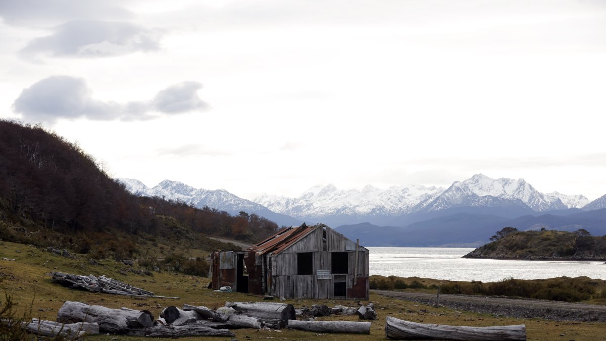 Panorama. En la imagen, en medio de un paisaje natural aparece la última casa habitada en el pueblo Yagán.