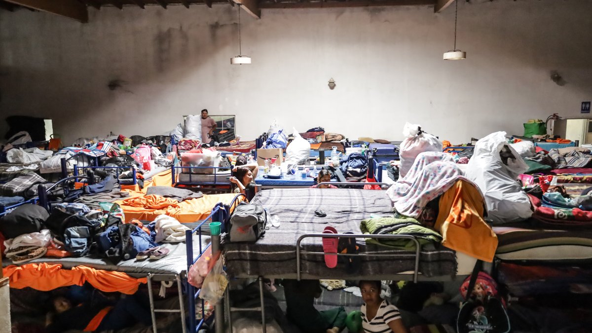 Panorama. Migrantes en un albergue. Son de la etnia los misquitos, de la región indígena de Honduras.