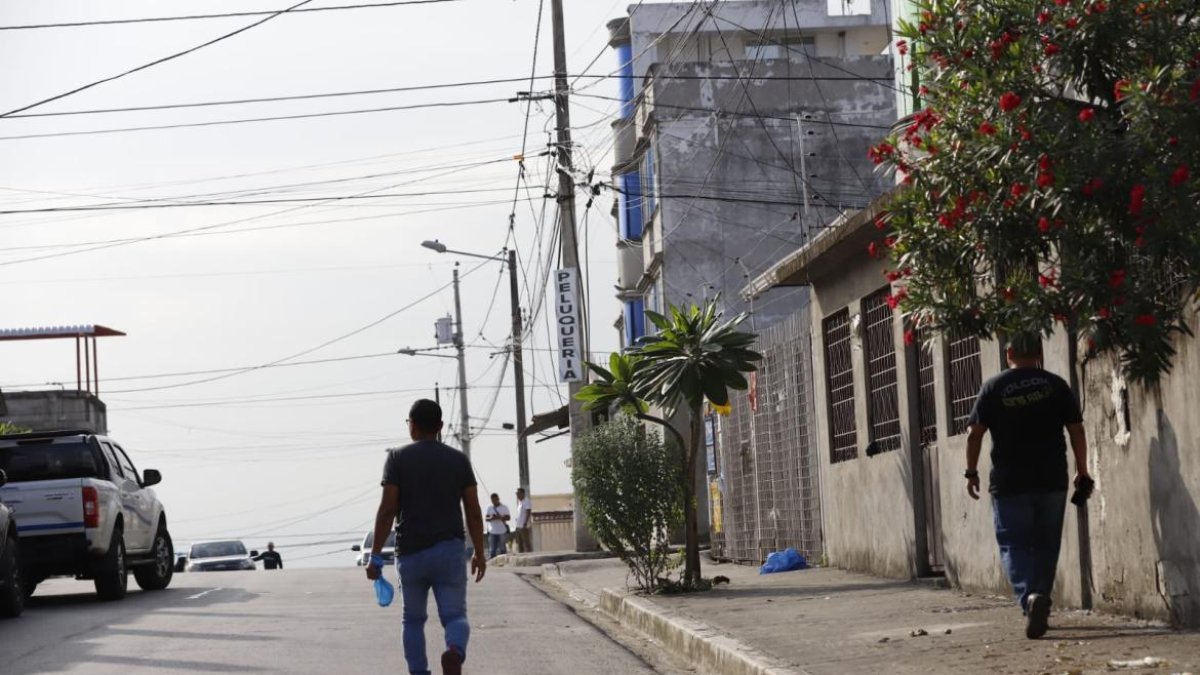 Un policía fue asesinado por delincuentes al intentar robarle en el sector de Juan Montalvo, en Guayaquil, este jueves 1 de junio.