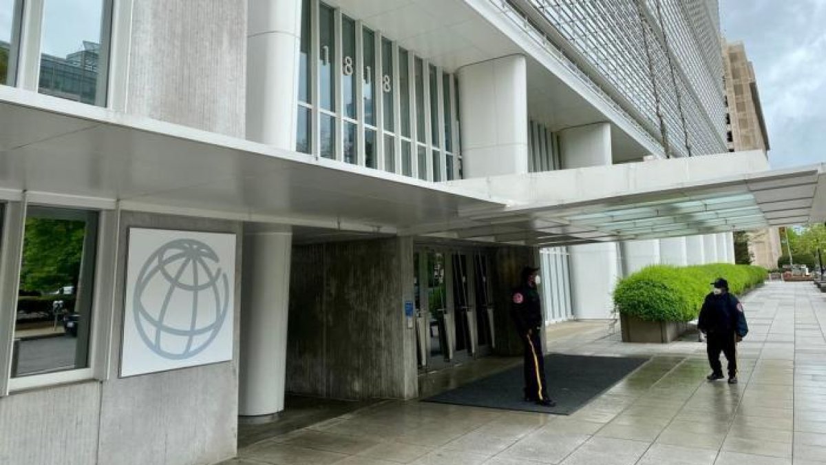 Vista de la fachada del edificio de la entidad financiera.