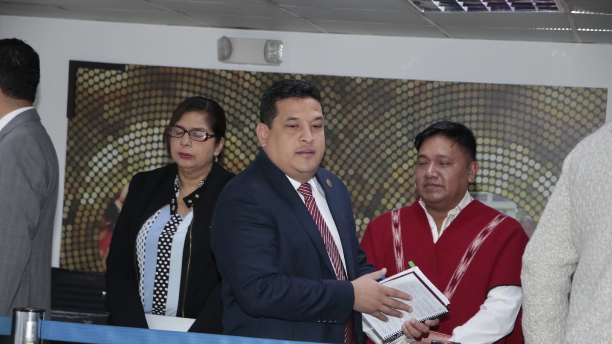 Alembert Vera fue elegido presidente del CPCCS con los votos de una mayoría relacionada con correístas y socialcristiano.