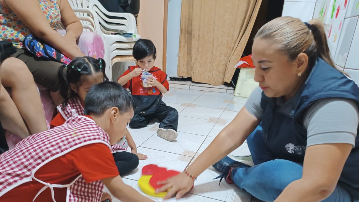 Maestros Safpi y padres coordinan el aprendizaje de los niños desde los hogares.