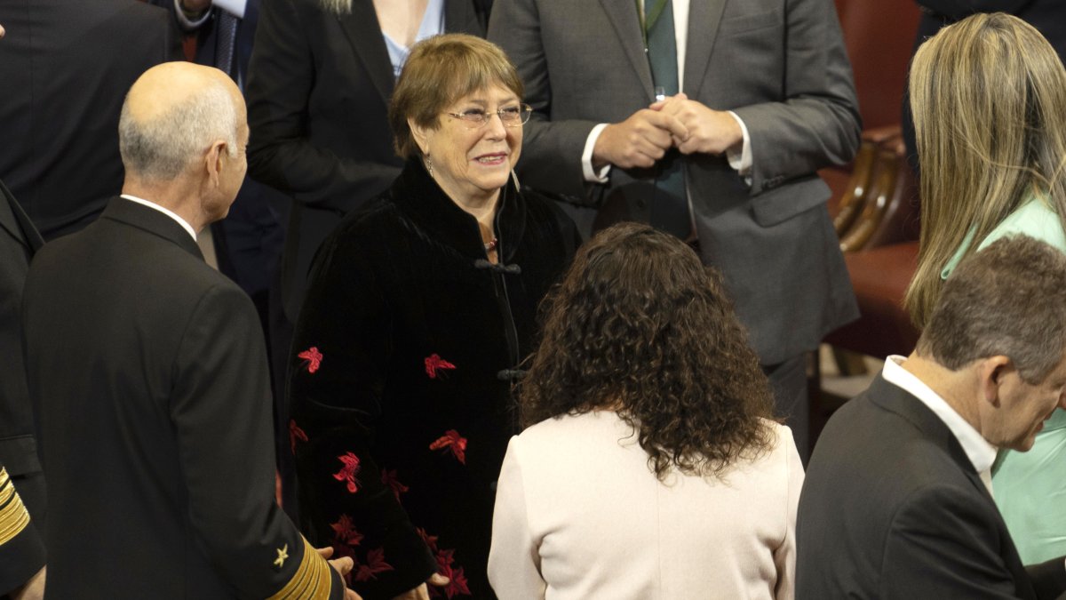 La expresidenta chilena Michelle Bachelet llega a la sesión de Cuenta Pública este jueves 1 e junio de 2023, en el Congreso Nacional en Valparaíso (Chile).  
