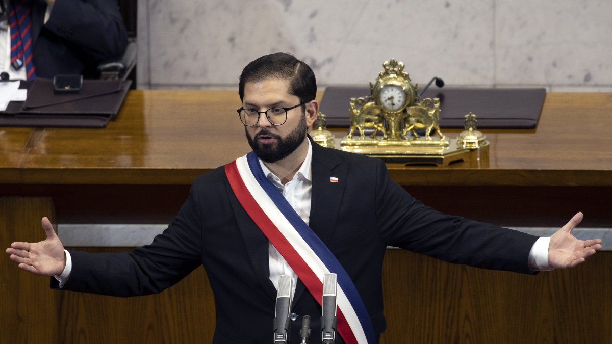 El presidente de Chile, Gabriel Boric, habla durante su segunda comparecencia ante el Parlamento para hacer balance de su gestión hoy jueves 1 de julio de 2023 , en el Congreso, en Valparaíso 