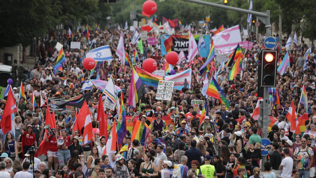 Un fuerte dispositivo policial de más de 2.000 agentes flanqueó hoy 1 de junio de 2023 la tensa marcha del orgullo LGTBI en Jerusalén con cerca de 35.000 asistentes.