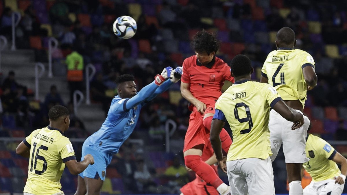 Seok Hyun Choi (c) de Corea del Sur salta para anotar un gol, en el partido de los octavos de final de la Copa Mundial de Fútbol sub-20.