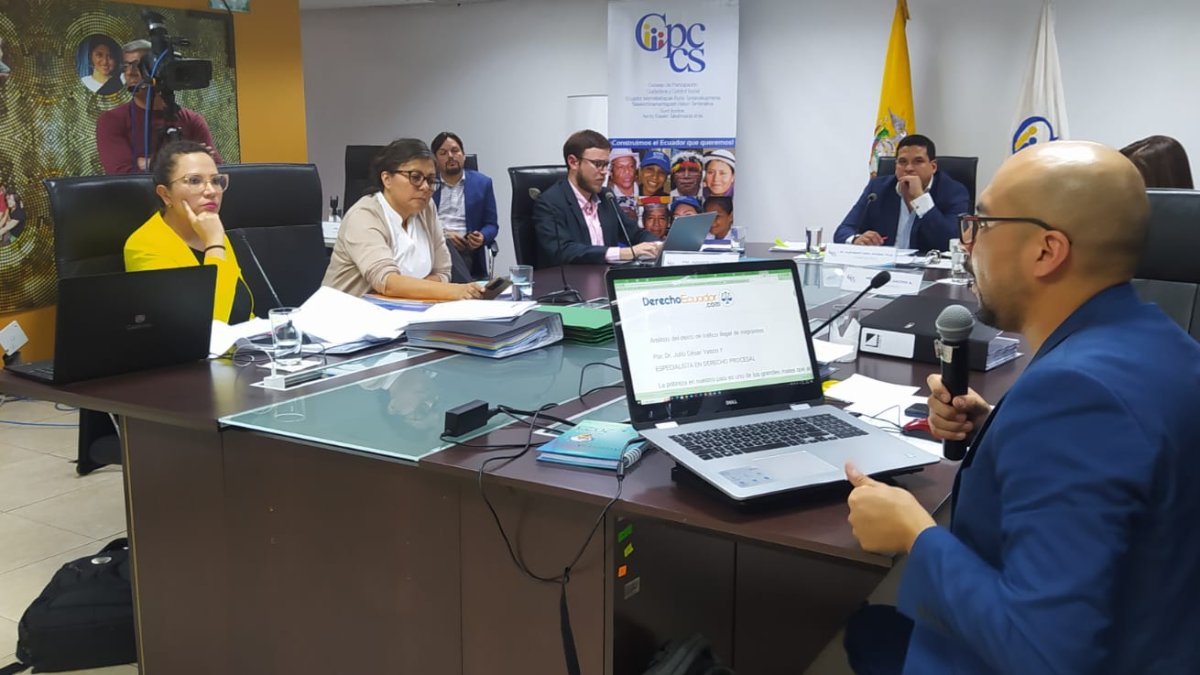 Richard González explica las páginas web que han cotejado con la tesis de grado de la fiscal Diana Salazar.