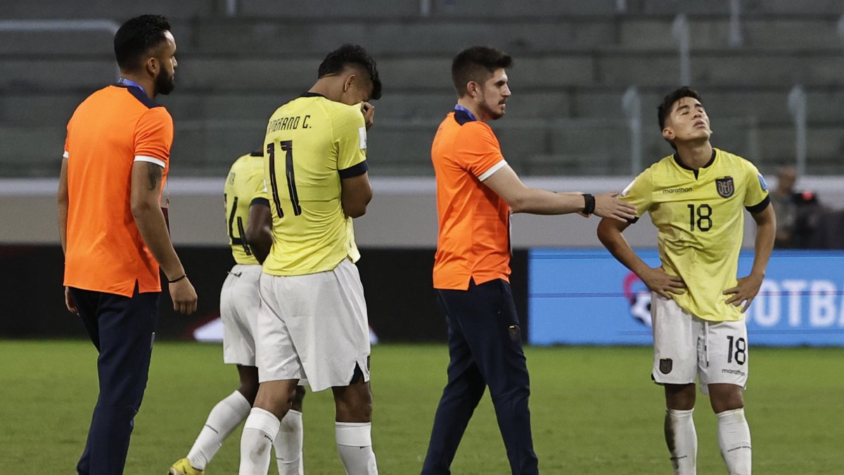 Tommy Chamba (d) de Ecuador reacciona al final de un partido de los octavos de final de la Copa Mundial de Fútbol sub-20 entre Ecuador y Corea del Sur en el estadio Único de Ciudades en Santiago del Estero (Argentina).