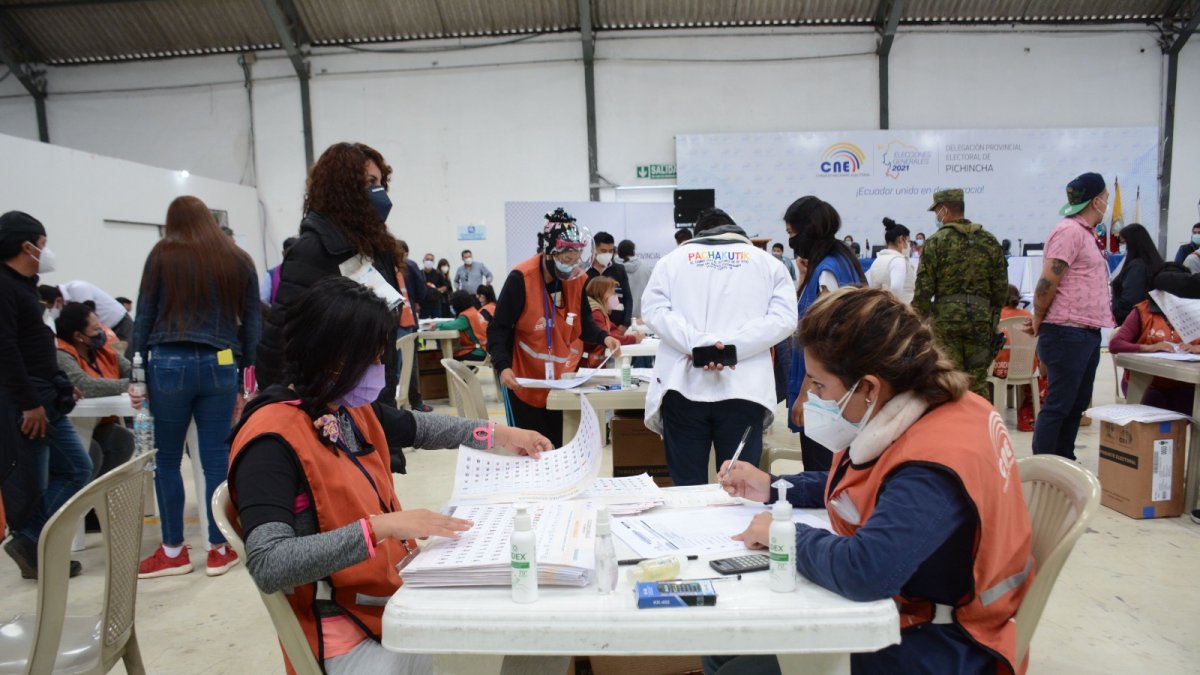 Urnas. El procesamiento de votos se hace de forma manual y con computadoras. También hay observadores.