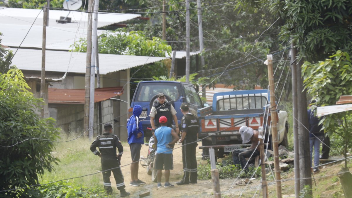 Hecho. La policía rescata a un joven que tenía las manos amarradas y una camisa alrededor de su cabeza..
