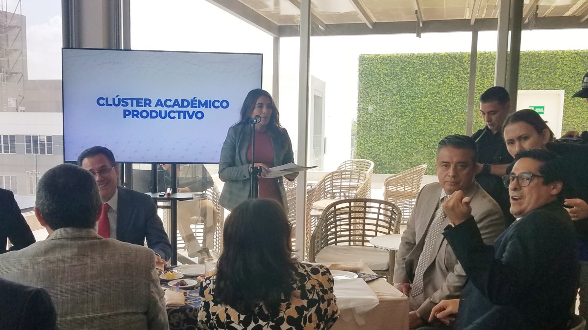 Representantes del sistema de educación superior y del sector empresarial, previo a la presentación en Guayaquil del proyecto de un clúster académico-productivo