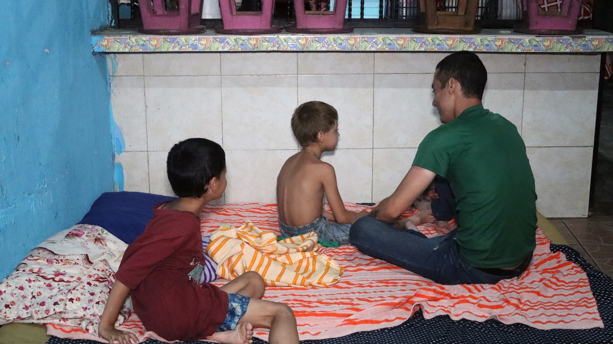 Un migrante junto a dos menores permanecen en el albergue “Todo por Ellos”, el 1 de junio de 2023, en Tapachula, Chiapas (México).