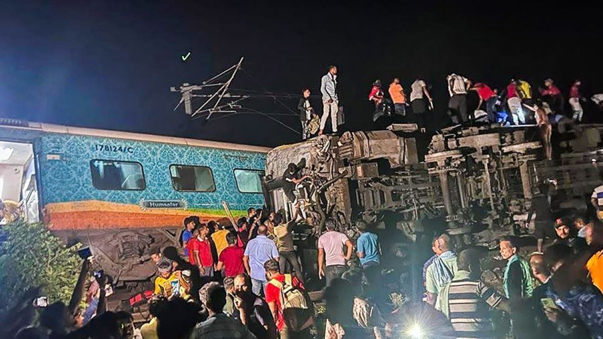 Un tren de pasajeros descarrilase y varios vagones que volcaron fueran impactados por otro tren que viajaba en sentido.