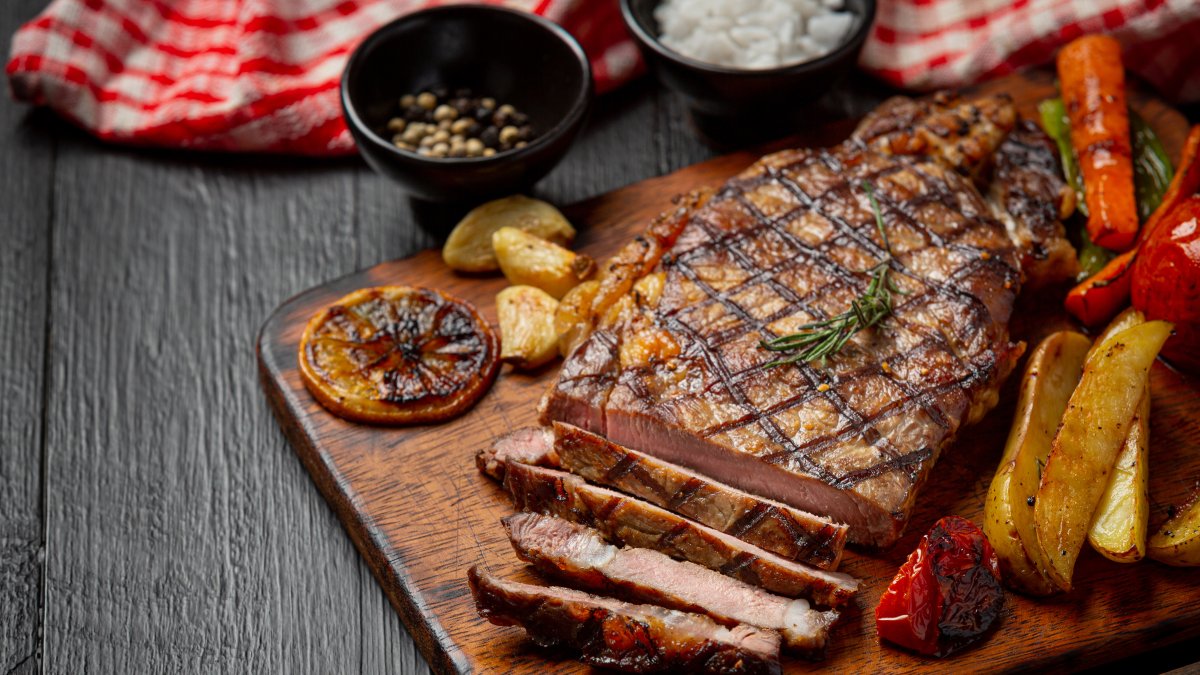 Disfruta de un delicioso banquete en compañía de tu familia.