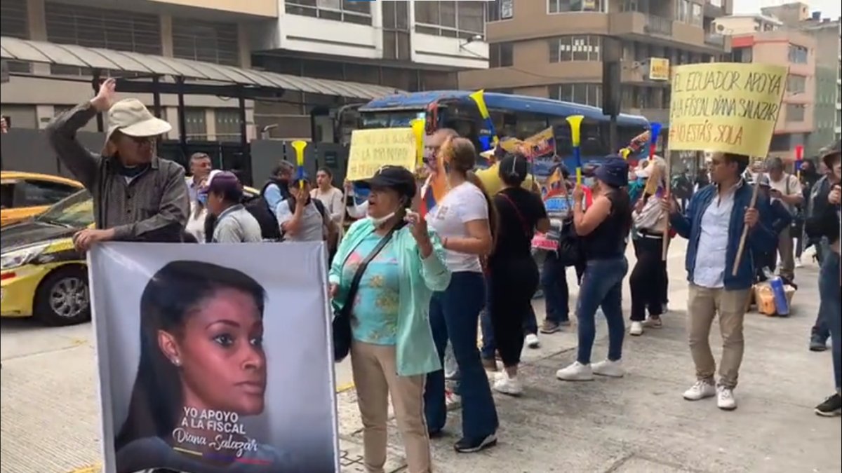 Un reducido grupo de ciudadanos respaldaron a la fiscal Diana Sazalar afuera del CPCCS.