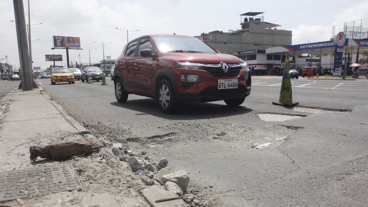 La avenida 25 de Julio es la arteria principal del sur de Guayaquil, que conduce al puerto marítimo. Una gran extensión de la calzada está dañada.