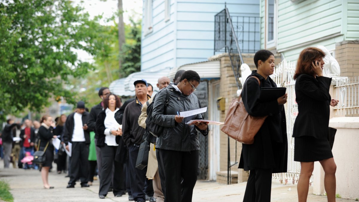 Postulantes.- Las personas que buscan trabajos esperan en fila para hablar con quienes hacen las entrevistas para contratar al personal.