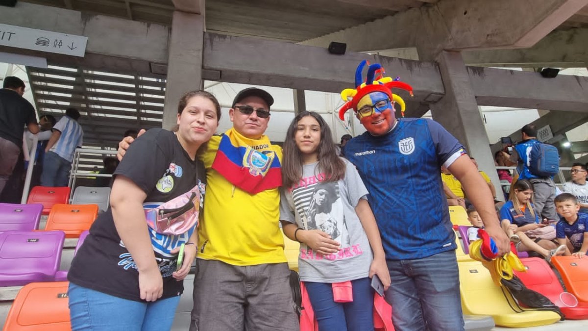 Jorge González (d) alentó a su hijo Sebastián durante la Copa del Mundo.