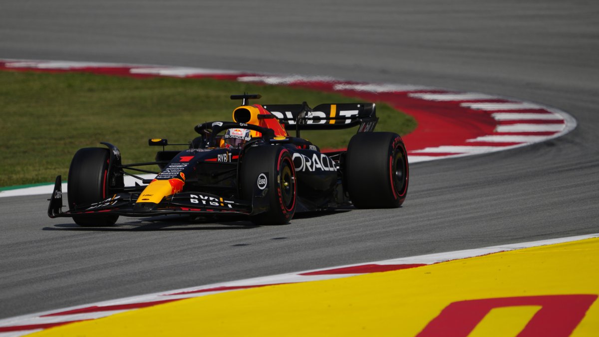 Verstappen durante la segunda sesión de los entrenamientos libres en la segunda jornada del GP de España de F1, que se celebra este fin de semana en el Circuito de Barcelona.