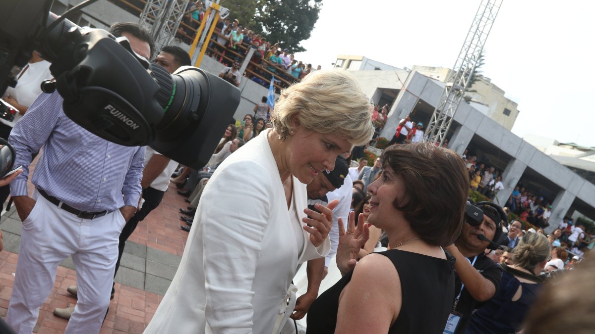 La entonces candidata presidencial, Cynthia Viteri, y la expresidenta del Ecuador, Rosalía Arteaga, previo a un acto solemne  en Guayaquil en octubre de 2016.